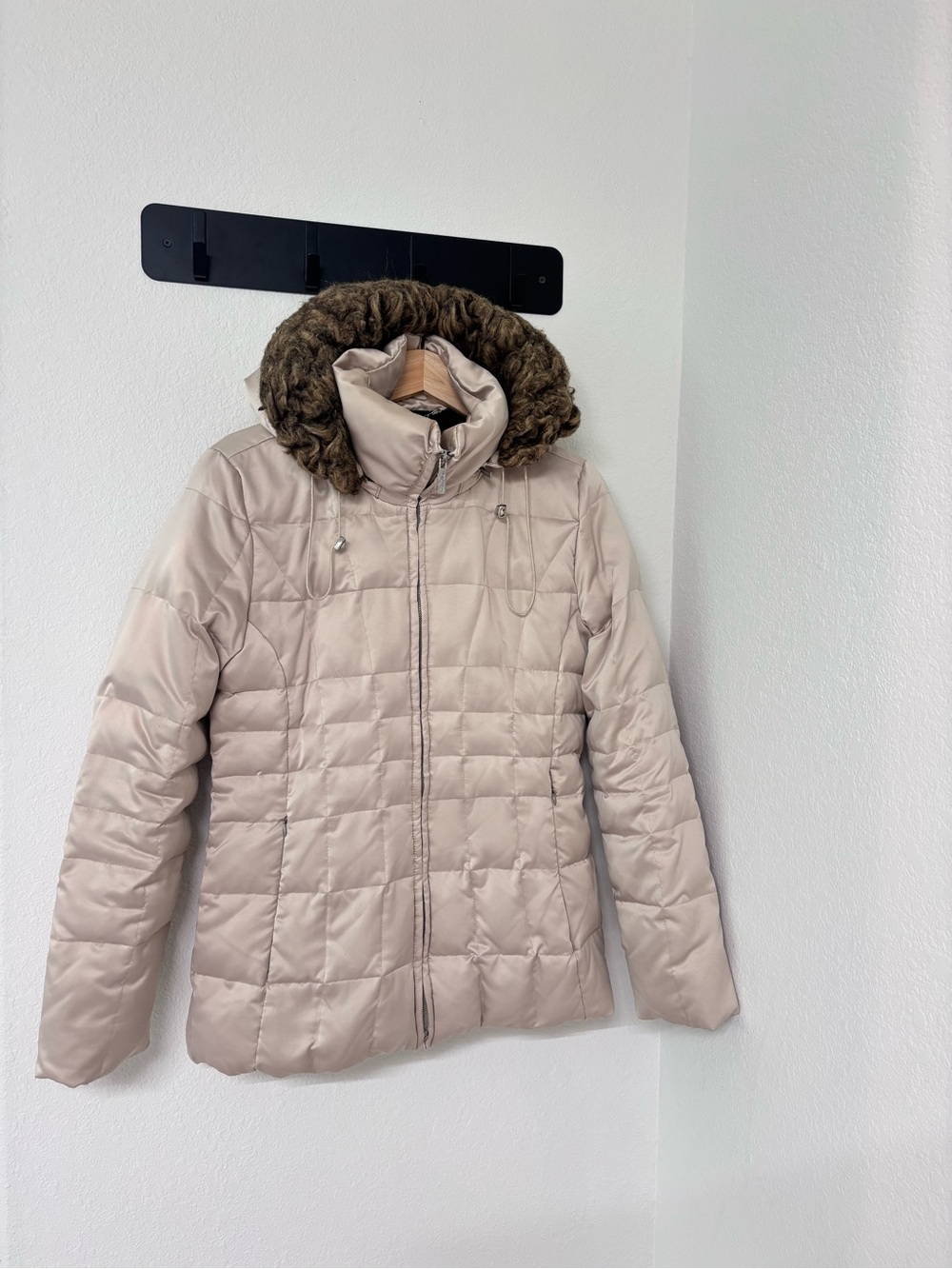 Women's Lightweight Quilted Puffer Jacket with Faux Fur Hood - Cream